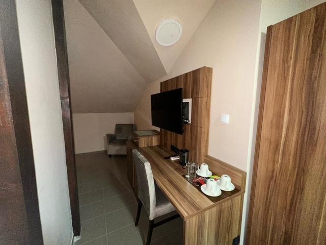 Jp Motel Mali Pariz Бор Екстер'єр фото