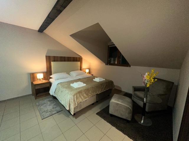 Jp Motel Mali Pariz Бор Екстер'єр фото