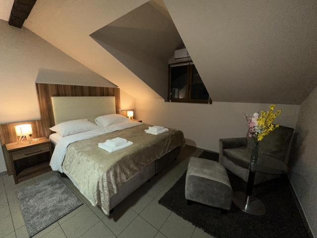 Jp Motel Mali Pariz Бор Екстер'єр фото