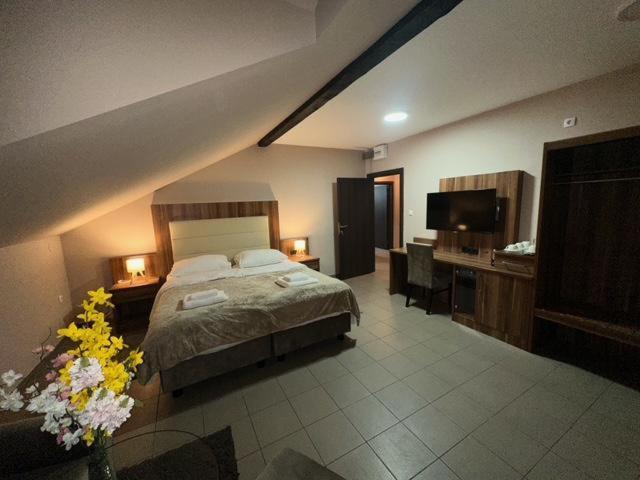 Jp Motel Mali Pariz Бор Екстер'єр фото