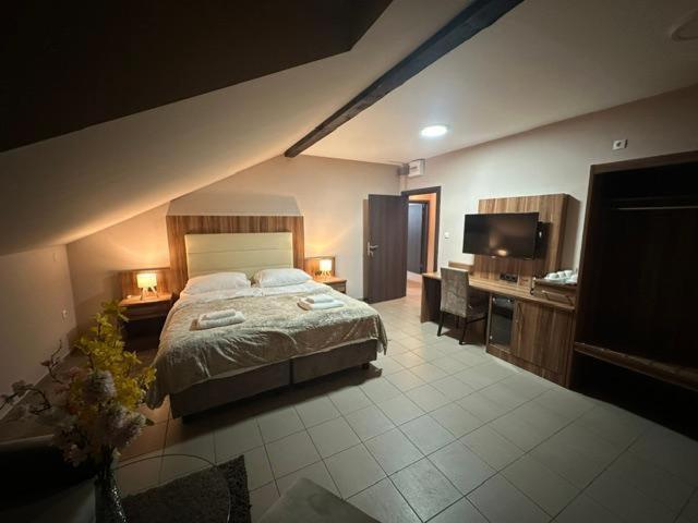 Jp Motel Mali Pariz Бор Екстер'єр фото