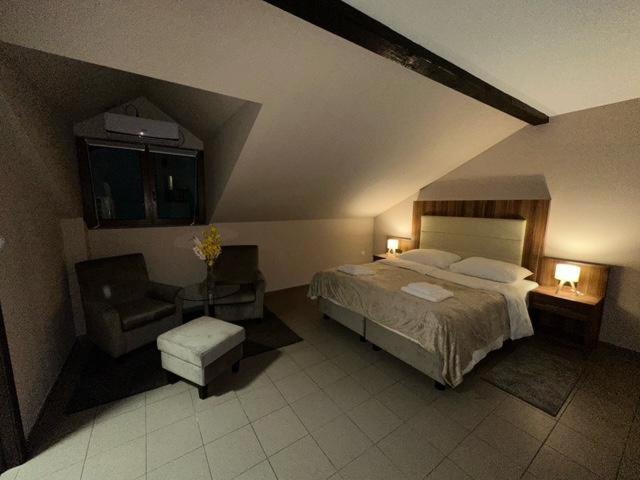 Jp Motel Mali Pariz Бор Екстер'єр фото